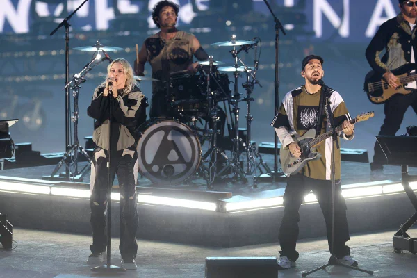 Emily Armstrong, vocalista do Linkin Park, e Mike Shinoda, vocalista do Linkin Park, se apresentam antes da final da Liga dos Campeões da UEFA de 2025