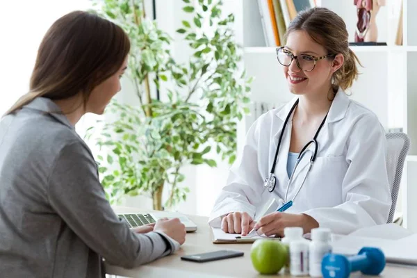 Médica em frente a paciente - Metrópoles