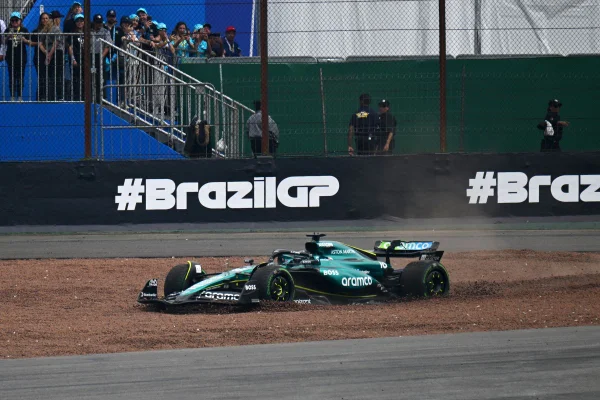 Foto colorida do carro de Lance Stroll, em acidente no GP de São Paulo de F1 - Metrópoles
