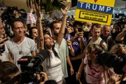 Israelenses se reúnem para celebrar o retorno de reféns Israelenses se reúnem para celebrar o retorno de reféns
