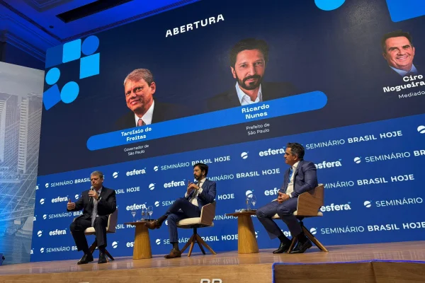 O governador Tarcísio de Freitas e o prefeito Ricardo Nunes participam de evento do Esfera, em SP - Metrópoles