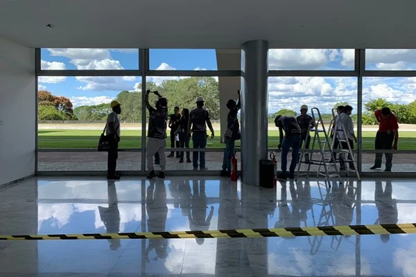 Uma semana após atos terroristas, Planalto dá início à reforma do prédio