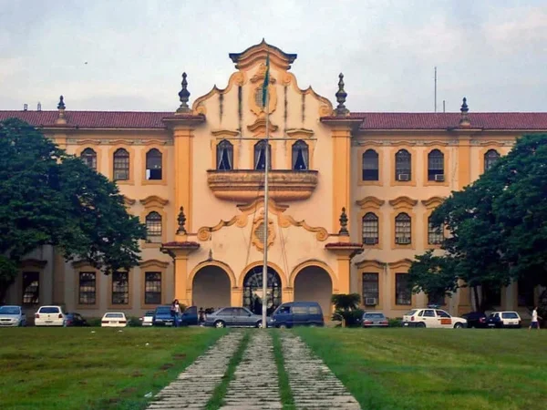 Alunos de universidade do RJ denunciam comida estragada e com formigas