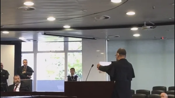 Homem surdo se comunica por cartazes em audiência no TCDF
