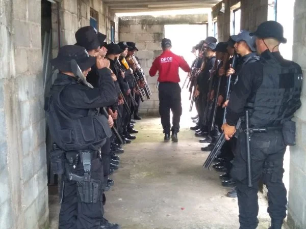 Agentes penais enfileirados em treinamento