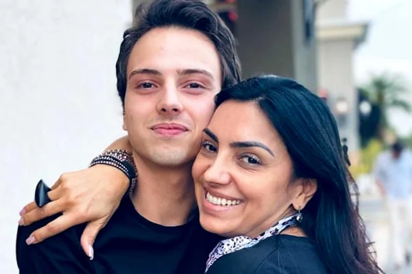 Filho da cantora gospel Eyshila publica beijo com namorado - destaque galeria