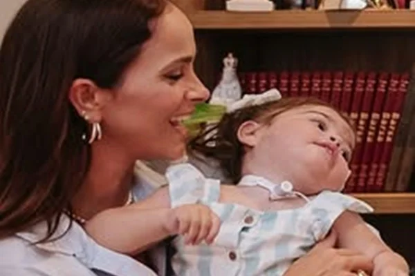 "Nos tiram a paz", afirma Leticia Cazarré sobre 3ª internação da filha, Maria Guilhermina - Metrópoles