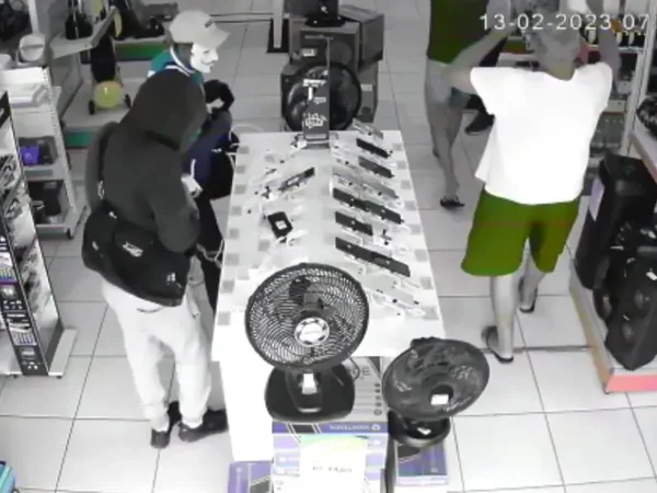 Trio-encapuzado-toca-terror-curitiba-metrópoles