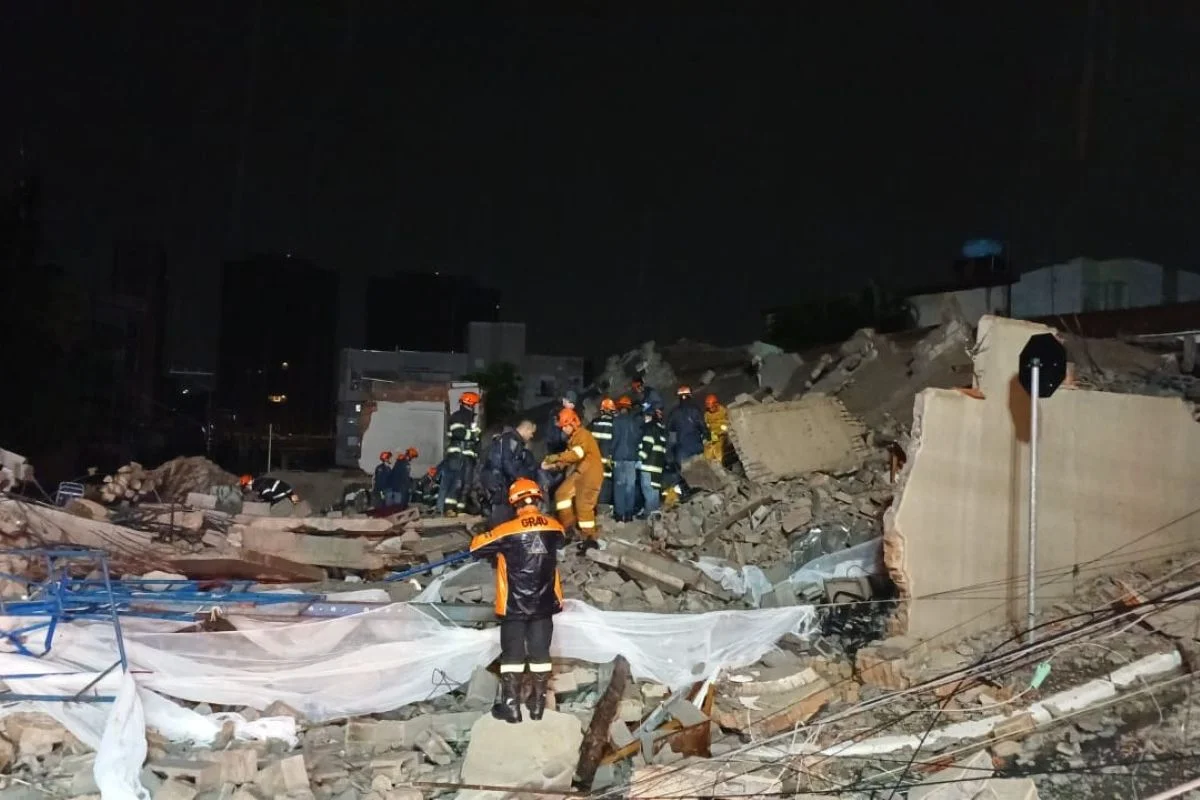 Prédio desabou sobre casa na zona leste de SP Prédio desabou sobre casa na zona leste de SP