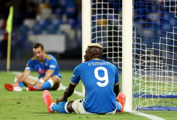 Num jogo de confusões, o Spartak Moscou derrota o Napoli na visita à Itália