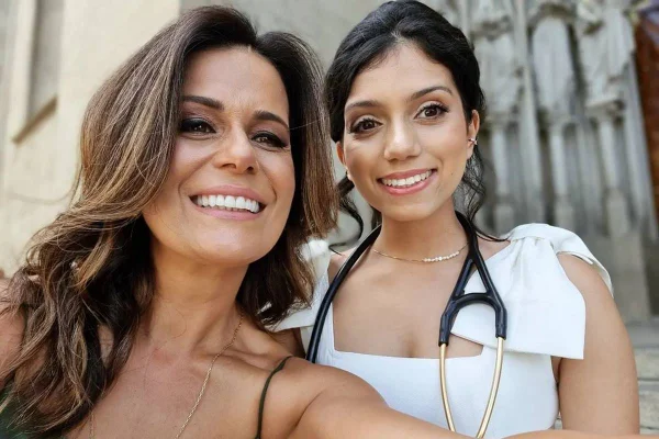 foto colorida de rosto de mulher de meia idade sorrindo e rosto de jovem também sorrindo - metrópoles