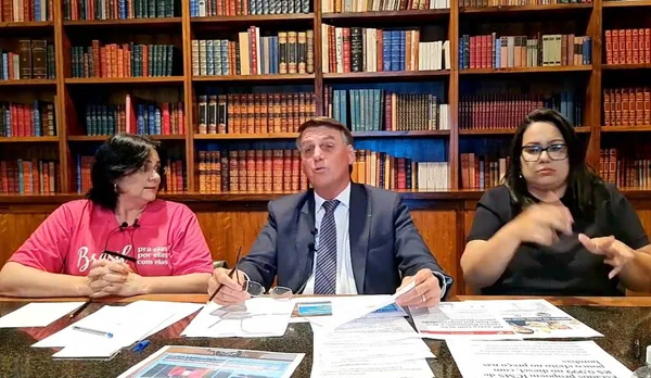 Em meio a denúncias no MEC, Bolsonaro faz live de quinta-feira