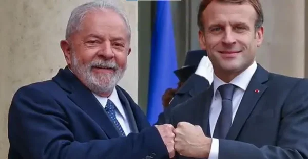 Lula é recebido pelo presidente Macron no Palácio do Elysée, na França