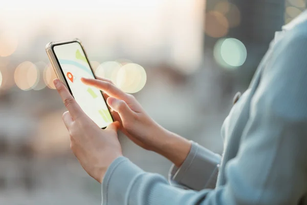 Imagem colorida, mulher segurando um smartphone - Metrópoles