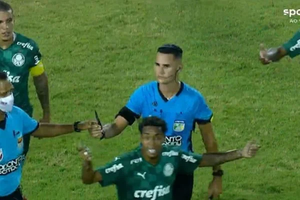 Juiz relata em súmula faca encontrada em campo na semi da Copinha