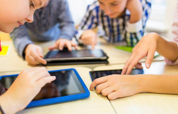 Aprenda a substituir o celular das crianças por brincadeiras criativas