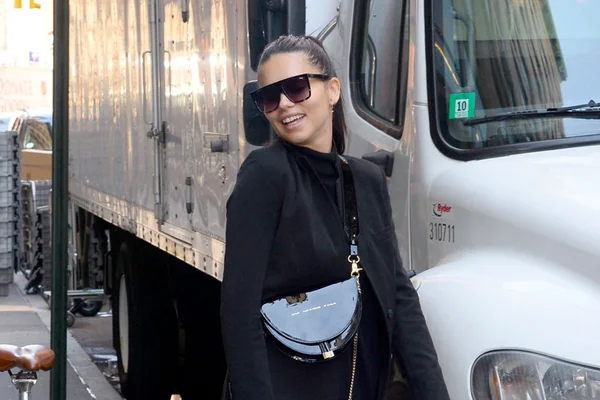 Adriana Lima faz parceria e cria a própria coleção de óculos