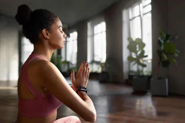 Mulher meditando- Metrópoles