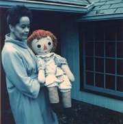 Comediante Matt Rife e youtuber Elton Castee compram casa  da boneca Annabelle 