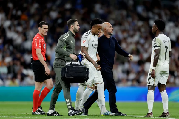 Éder Militão deixa o campo com dores em jogo do Real Madrid; confira