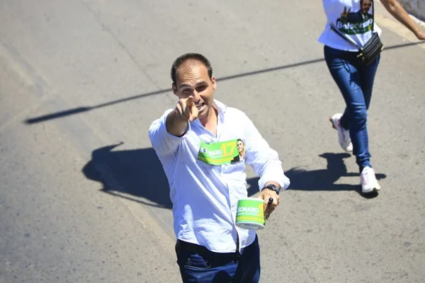 “Capaz de matar”, diz ex de Eduardo Bolsonaro xingada de “vagabunda”