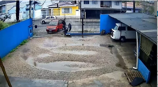 Ladrão agredindo idoso para roubar carro