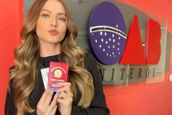 Foto colorida de uma mulher-Metrópoles