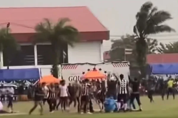 Jogador de futebol é atingido por raio em campo e morre na Tailândia