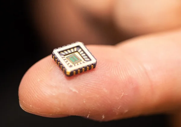 imagem microchip dedo de pessoa
