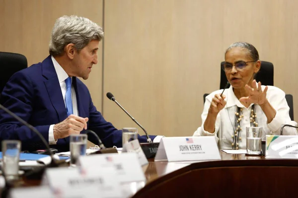 Foto colorida de reunião de trabalho entre enviado especial dos Estados Unidos para o clima, John Kerry, e ministra do Meio Ambiente, Marina Silva