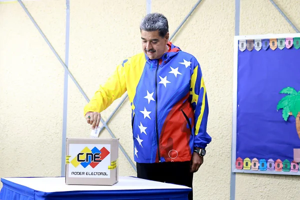 Maduro vota em Caracas e diz que vai reconhecer “árbitro eleitoral”