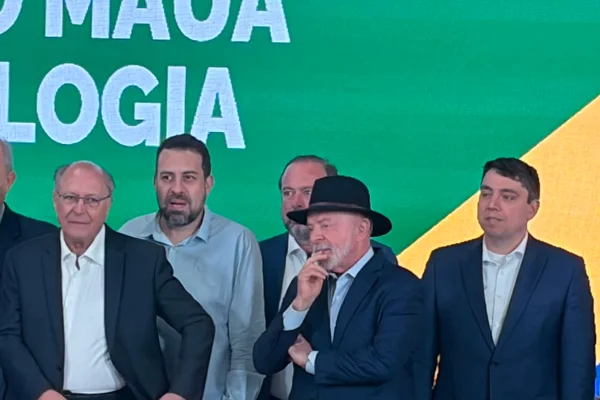 Imagem colorida presidente lula - Metrópoles