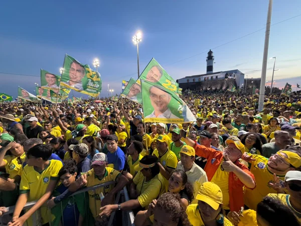 Flávio Bolsonaro faz ato de campanha ao lado de aliados em Salvador - destaque galeria