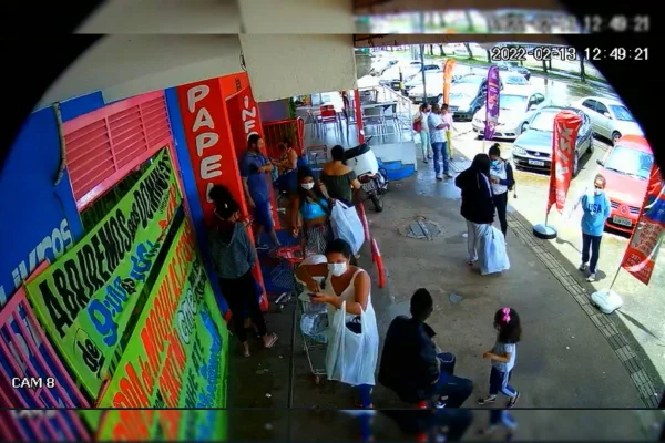 Vídeo. Dupla rouba mochilas de papelaria e é flagrada por câmeras