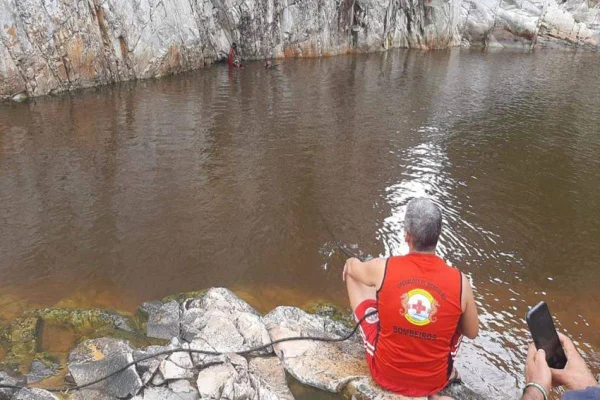 Bombeiro faz resgate de jovem