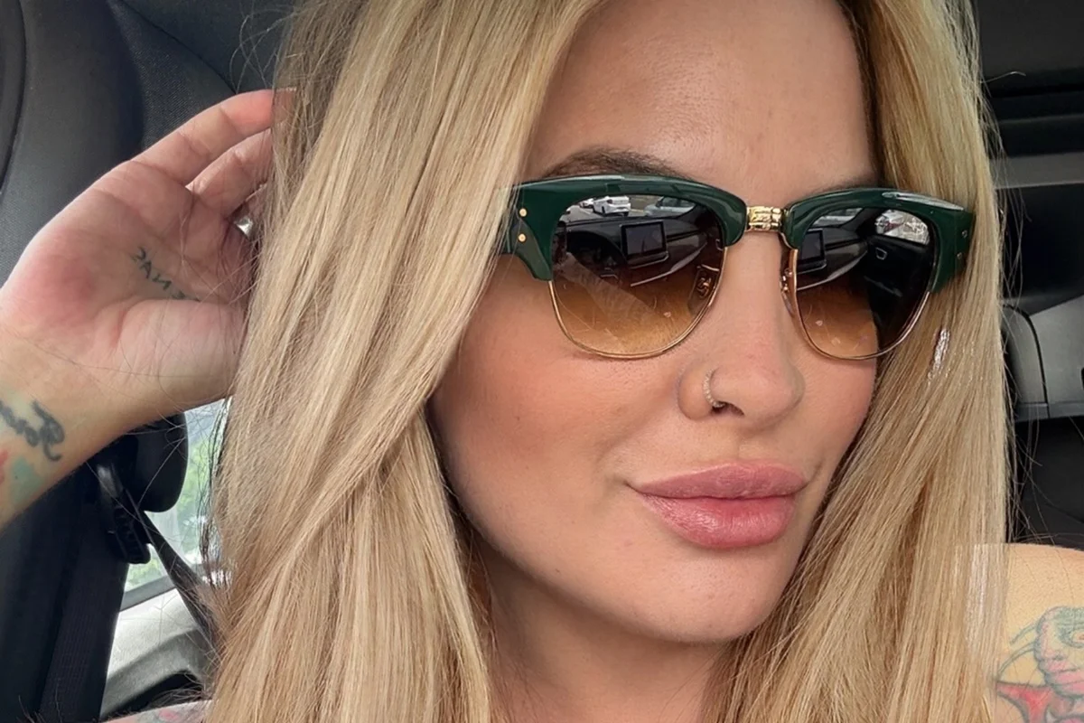 Clara Aguilar faz selfie no carro Clara Aguilar faz selfie no carro