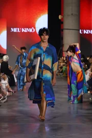 A Meu Kimô fez sua estreia no Metrópoles Catwalk. Além das peças inspiradas na elegância atemporal dos kimonos e na arte contemporânea brasileira, a etiqueta incorporou uma apresentação de dança ao desfile A Meu Kimô fez sua estreia no Metrópoles Catwalk. Além das peças inspiradas na elegância atemporal dos kimonos e na arte contemporânea brasileira, a etiqueta incorporou uma apresentação de dança ao desfile