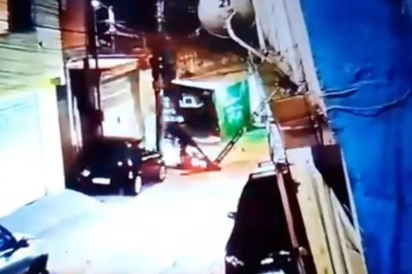 Foto colorida de vídeo em que mostra parte da dinâmica do confronto a tiros envolvendo policial militar e suspeito, em Guarulhos, na Grande São Paulo.