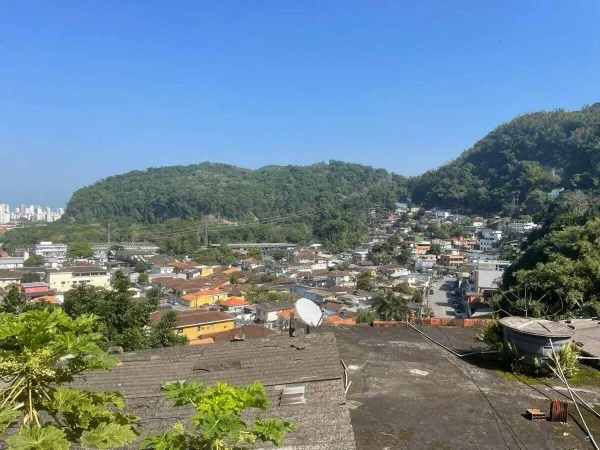 Foto colorida mostra favela do Morro do São Bento, em Santos.
