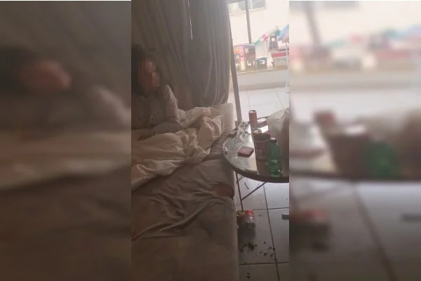 mulher sentada em sofá