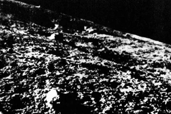 Foto em preto e branco da superfície da Lua - Metrópoles