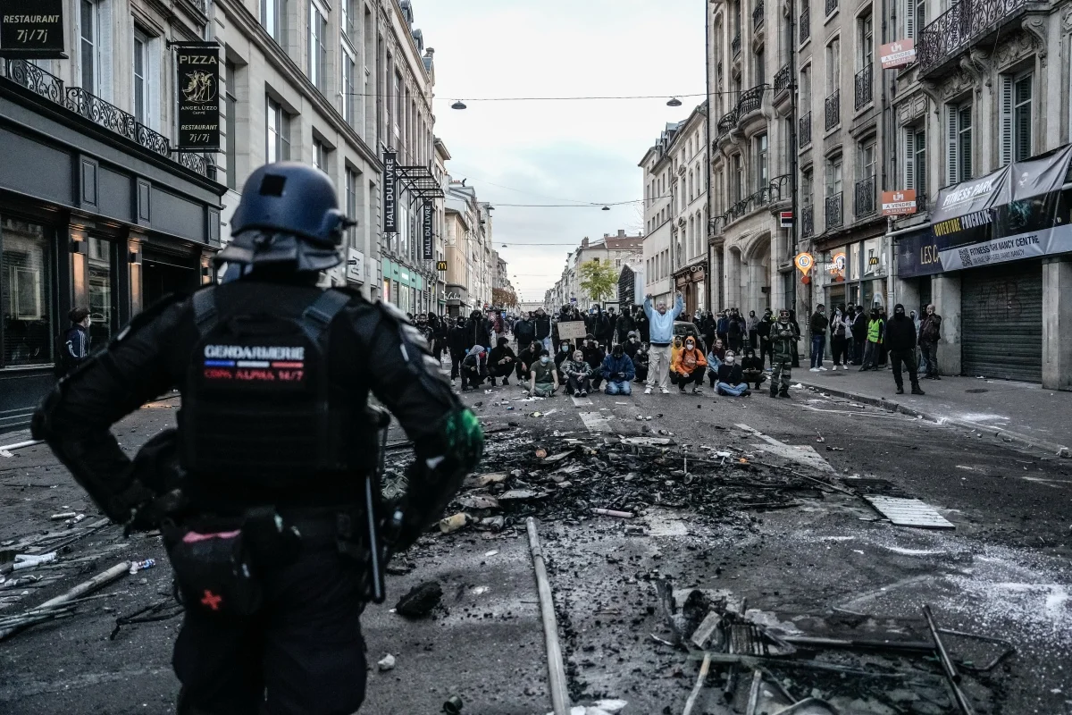 Protestos na França deixam 1 morto, 2.000 presos e 600 policiais feridos