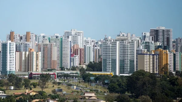 Moradores de Águas Claras vivem em prédio mofado há três anos