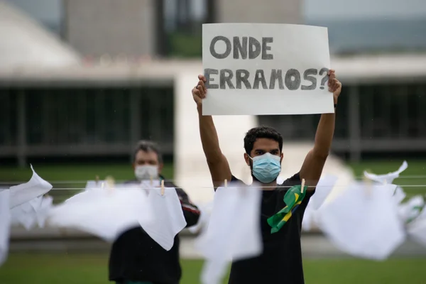 Esplanada recebe 600 lenços brancos em homenagem às vítimas da Covid