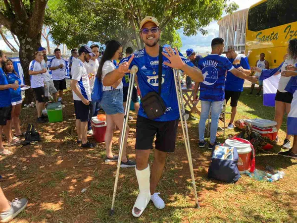 Torcida do Cruzeiro se reúne para receber time antes de clássico no DF