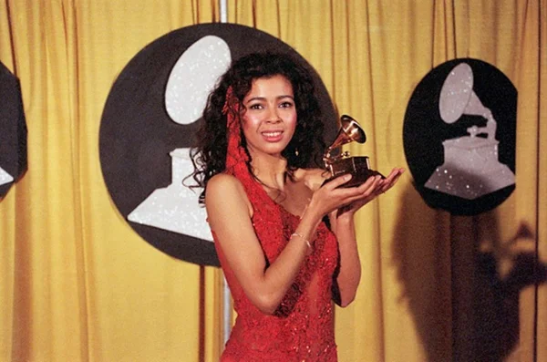 Imagem colorida: Irene Cara segurando o troféu do Grammy Award - Metrópoles