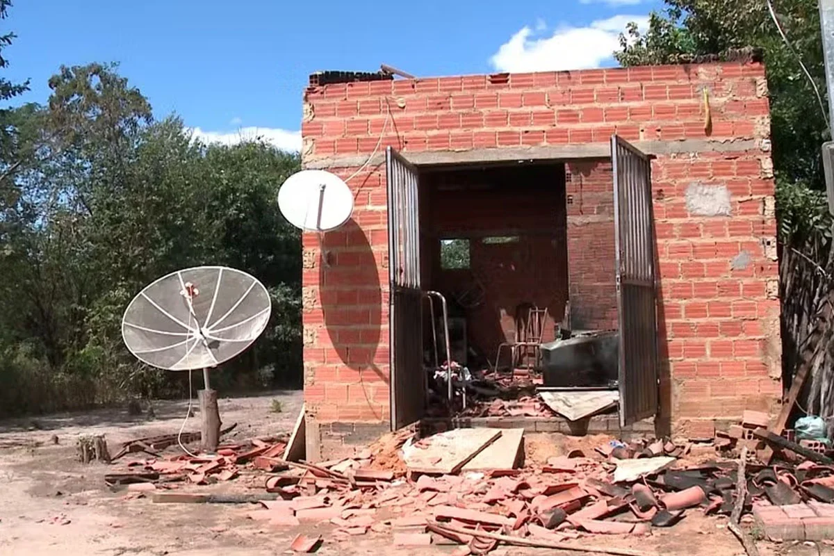 Crianças estavam sozinhas no momento em que o fogo tomou conta da casa Crianças estavam sozinhas no momento em que o fogo tomou conta da casa