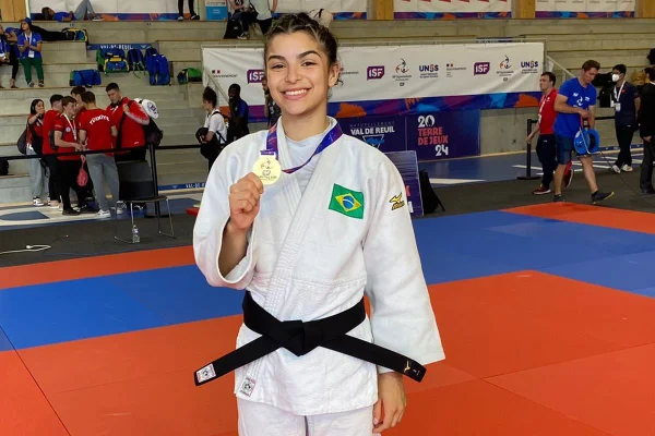 Judoca Bianca Reis com a medalha de ouro