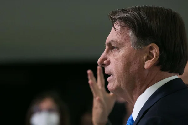 Bolsonaro diz que decretos de lockdown têm superado estado de sítio