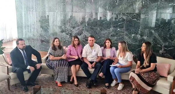 Em busca do voto feminino, Bolsonaro recebe deputadas no Alvorada